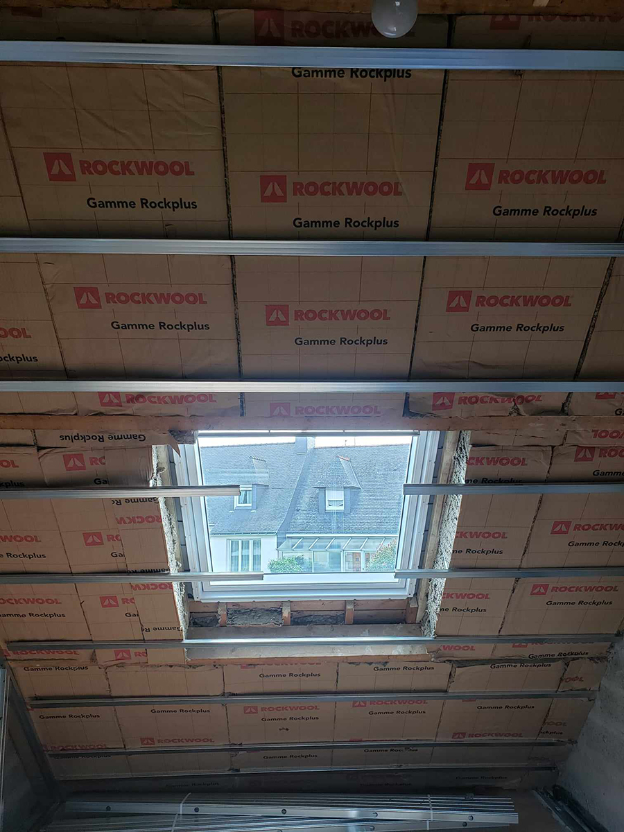Plafond isolé de laine de verre